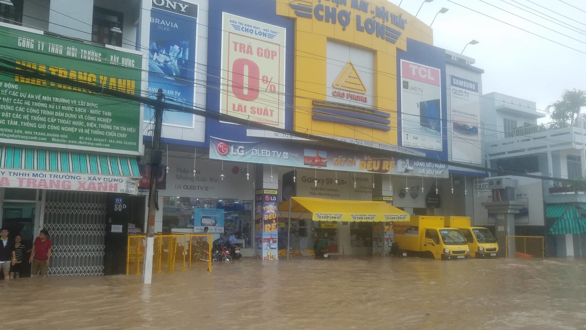 Khánh Hòa: Sạt lở, ngập lụt khắp nơi, đường vào sân bay tê liệt-16