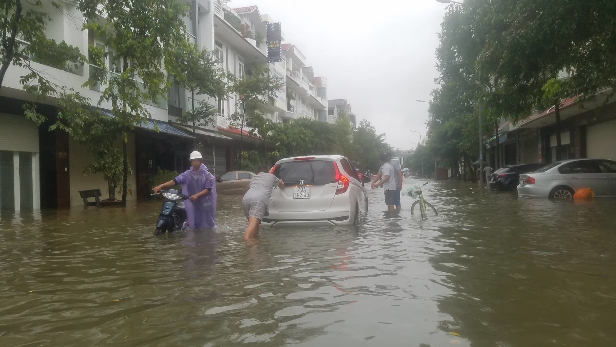 Khánh Hòa: Sạt lở, ngập lụt khắp nơi, đường vào sân bay tê liệt-17
