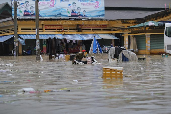 Khánh Hòa: Sạt lở, ngập lụt khắp nơi, đường vào sân bay tê liệt-18