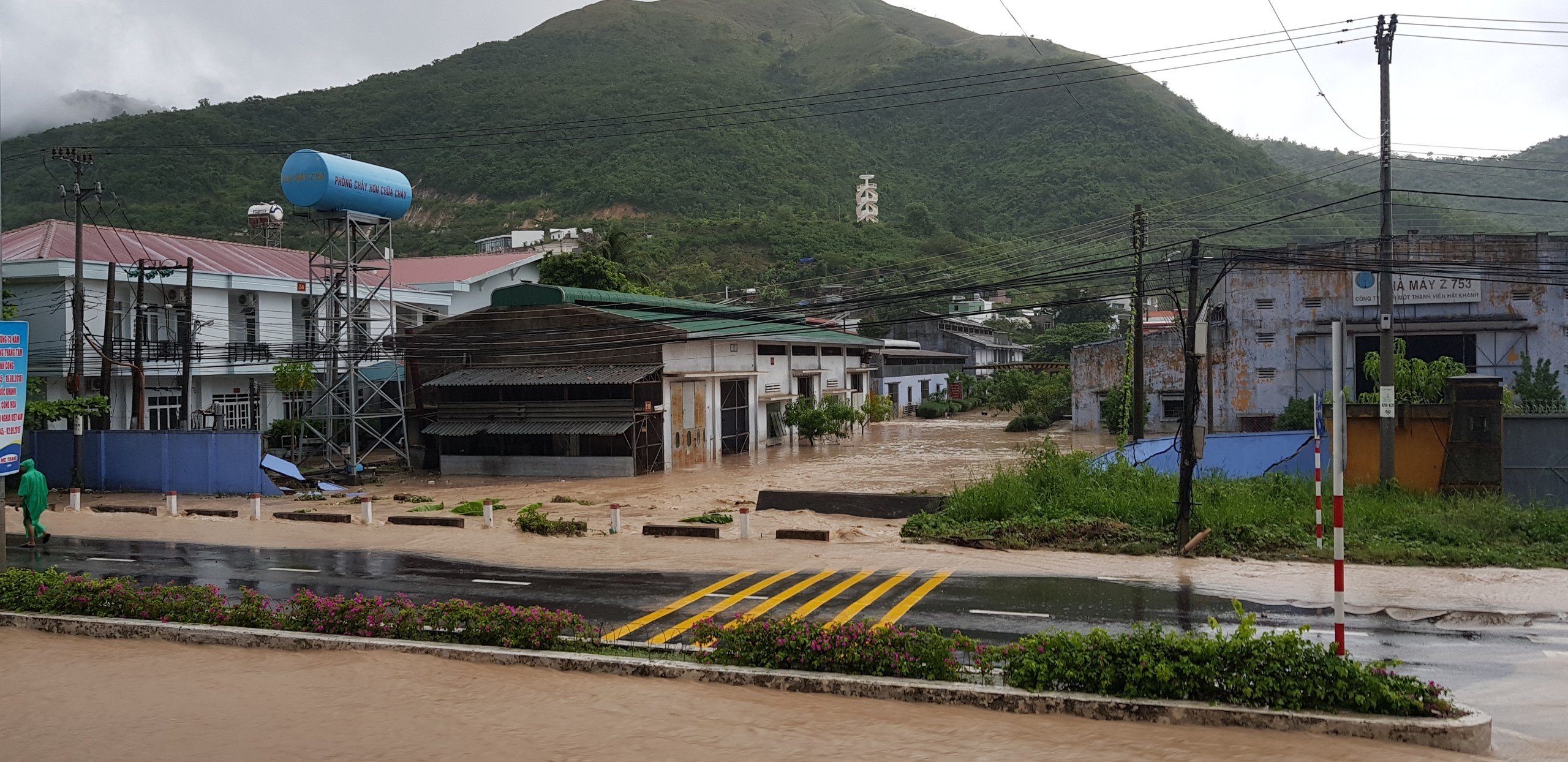 Khánh Hòa: Sạt lở, ngập lụt khắp nơi, đường vào sân bay tê liệt-3