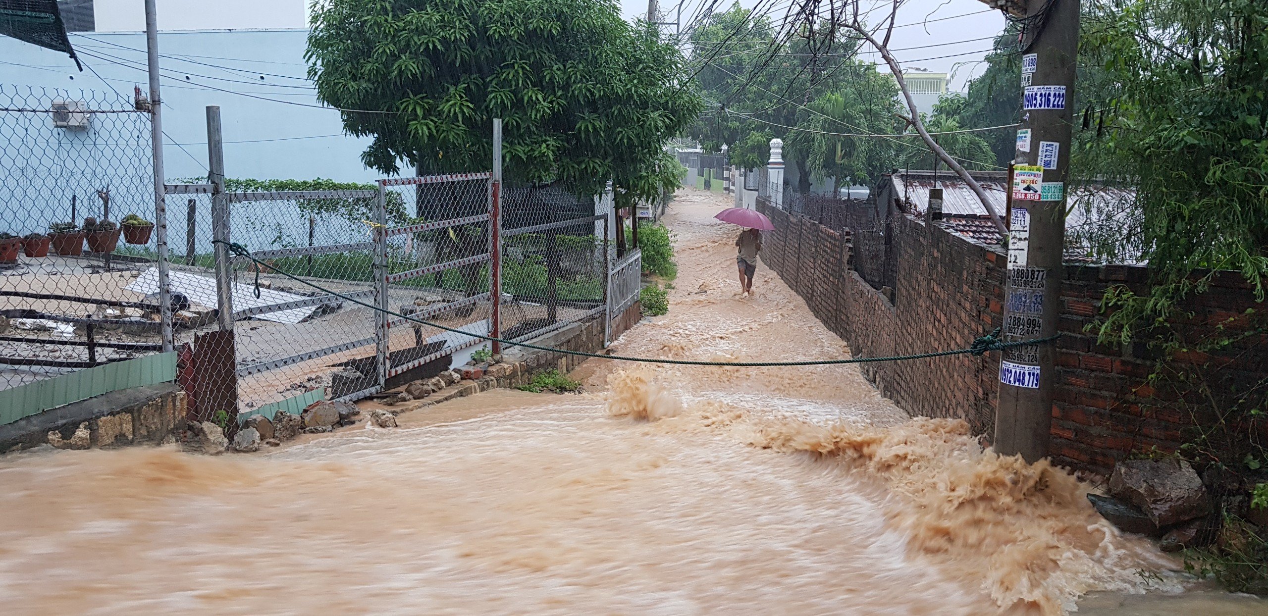 Khánh Hòa: Sạt lở, ngập lụt khắp nơi, đường vào sân bay tê liệt-7