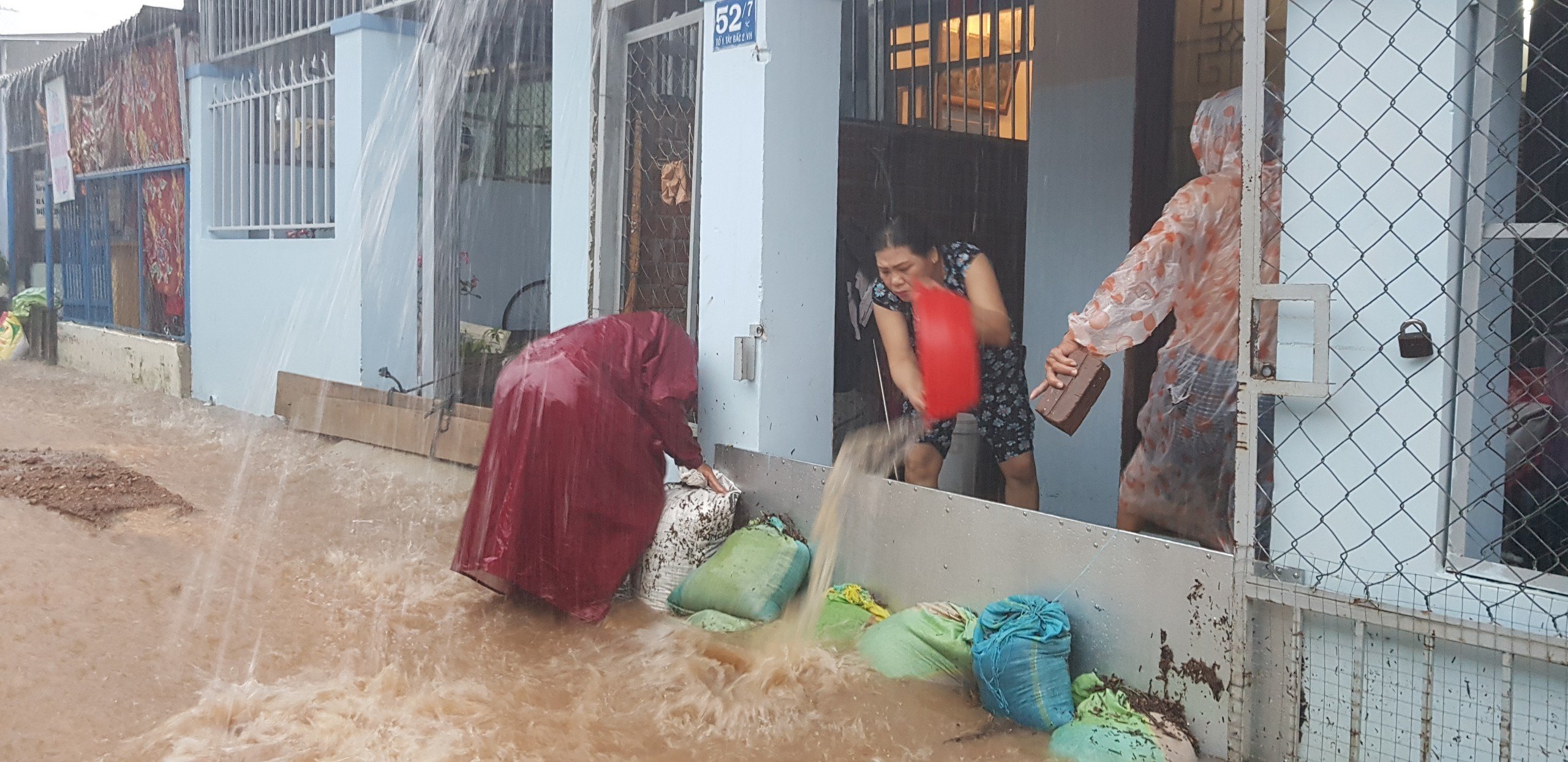 Khánh Hòa: Sạt lở, ngập lụt khắp nơi, đường vào sân bay tê liệt-9