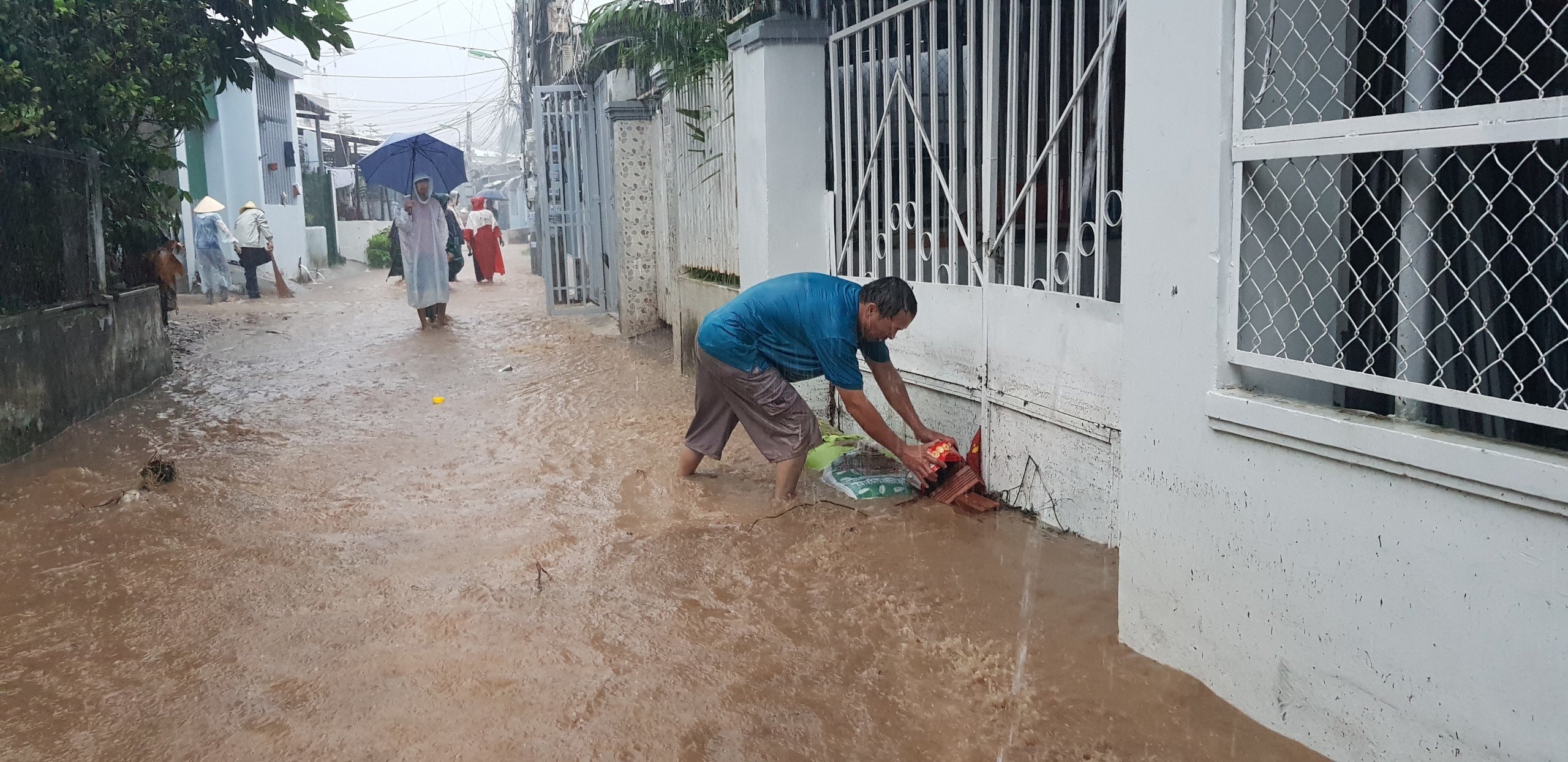 Khánh Hòa: Sạt lở, ngập lụt khắp nơi, đường vào sân bay tê liệt-8