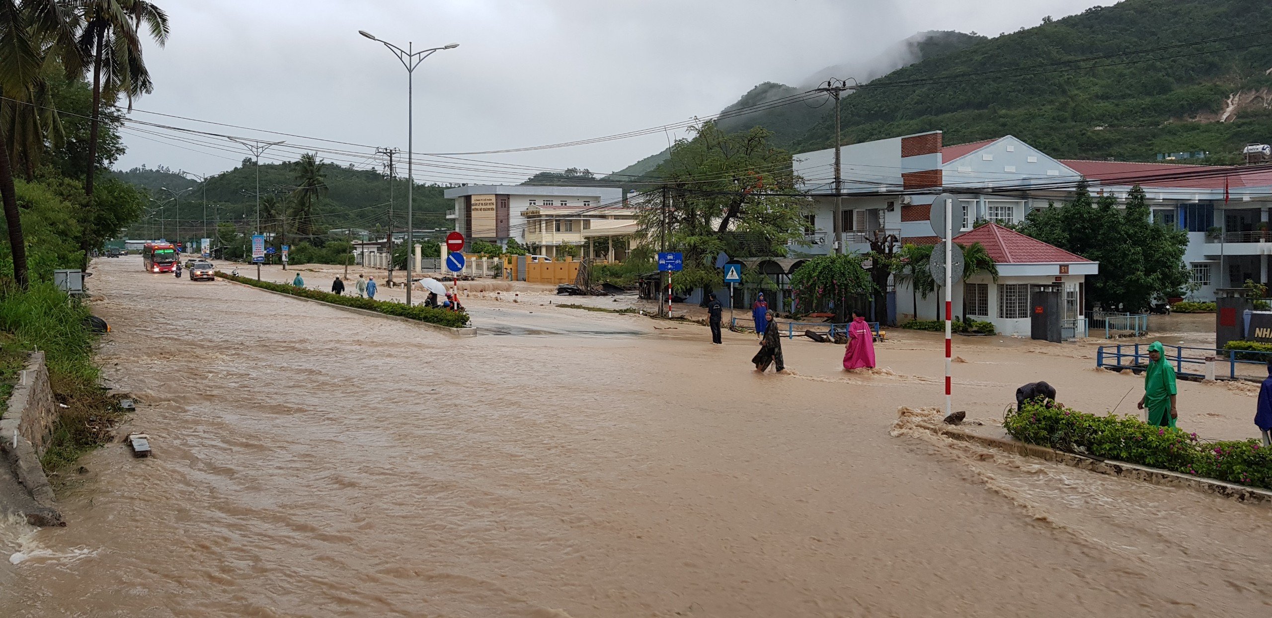 Khánh Hòa: Sạt lở, ngập lụt khắp nơi, đường vào sân bay tê liệt-1