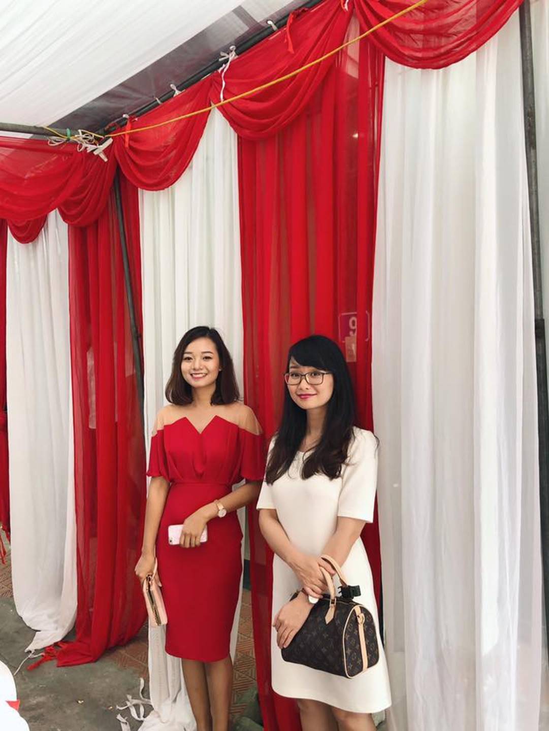 Bi hài của gái xinh chưa chồng: Hai lần lên đồ lồng lộn đều đụng hàng với cái rạp đám cưới-4