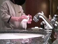 Hãi quá: Nhân viên khách sạn 5 sao dùng khăn chùi bồn cầu lau cốc