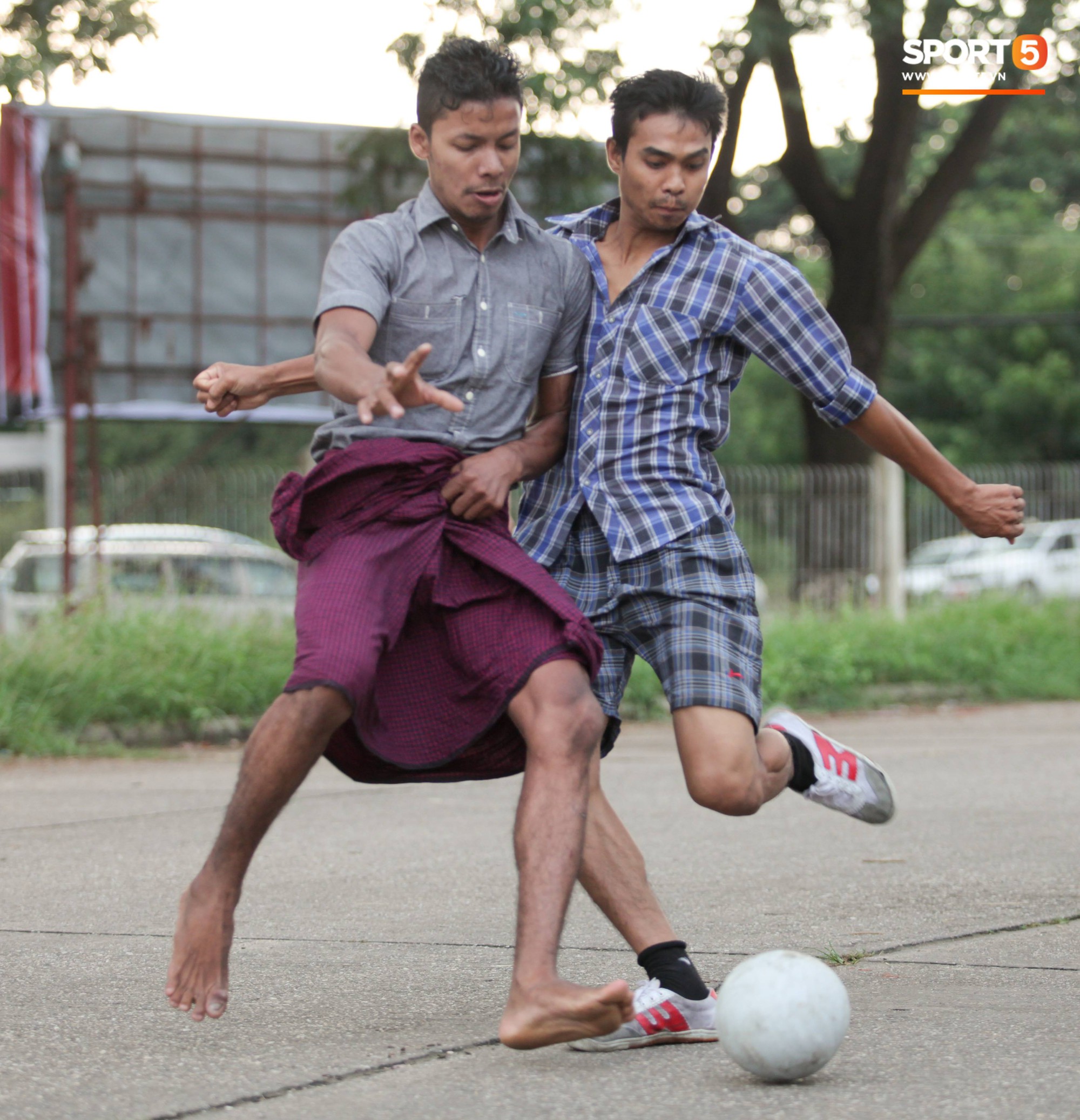 Tuyển thủ Việt Nam thích thú xem đàn ông Myanmar mặc váy, đi chân đất, đá bóng nhựa thỏa mãn đam mê-2