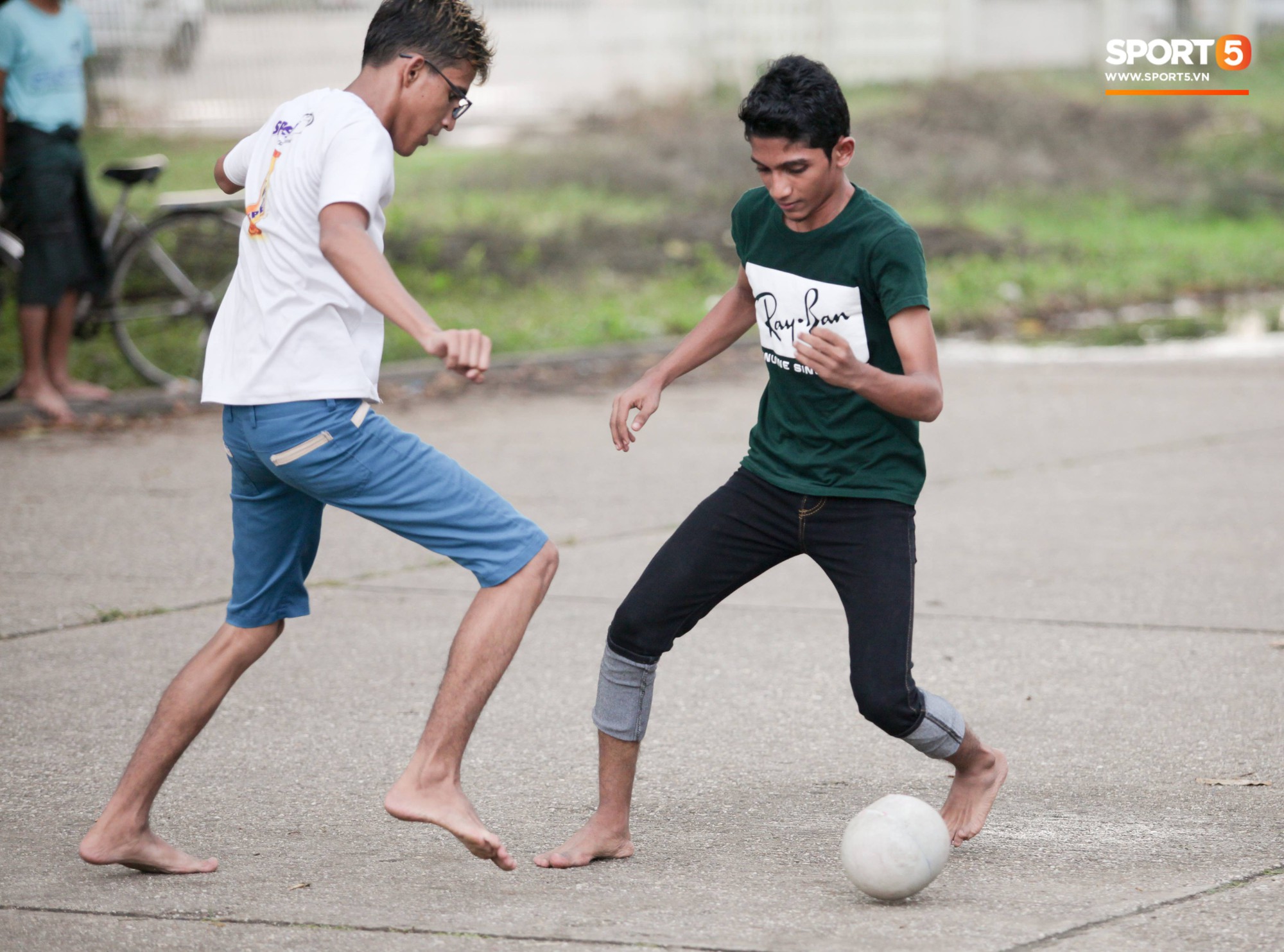 Tuyển thủ Việt Nam thích thú xem đàn ông Myanmar mặc váy, đi chân đất, đá bóng nhựa thỏa mãn đam mê-8
