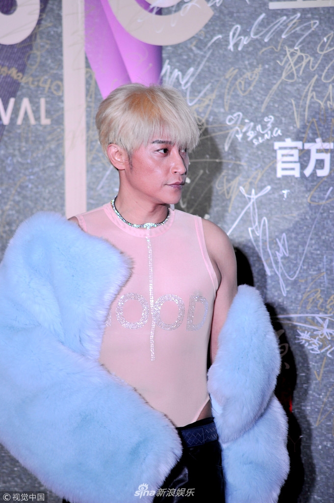 Hết Trần Chí Bằng đến siêu anh hùng Erza Miller cùng loạt mẫu nam gây sốc khi tung ảnh diện nội y nữ tính-11