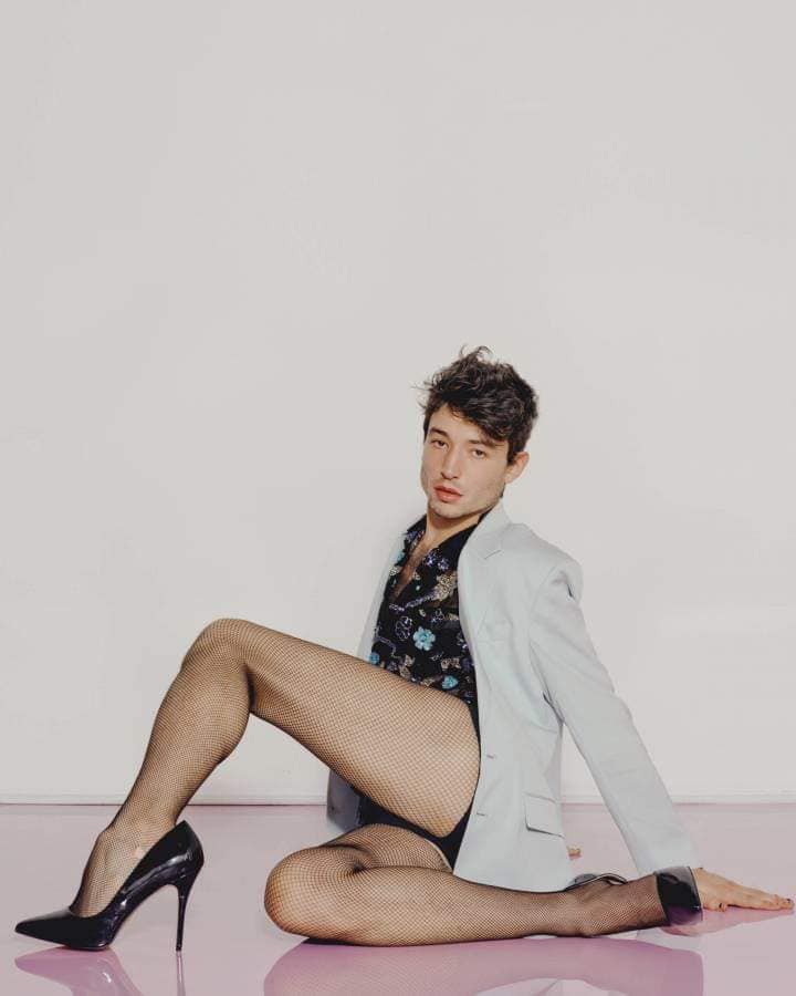 Hết Trần Chí Bằng đến siêu anh hùng Erza Miller cùng loạt mẫu nam gây sốc khi tung ảnh diện nội y nữ tính-3