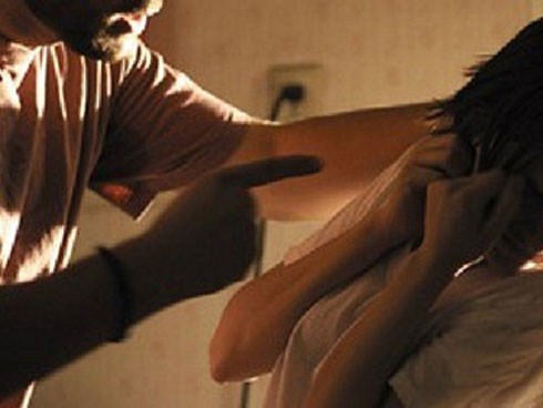 Bị chồng mới bạo hành, tìm về bên chồng cũ, câu chuyện tưởng bình thường lại khiến MXH giận dữ vì chi tiết này