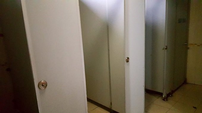 Cô gái đeo đầy vàng và hành vi xấu hổ ở nhà vệ sinh bến xe-2