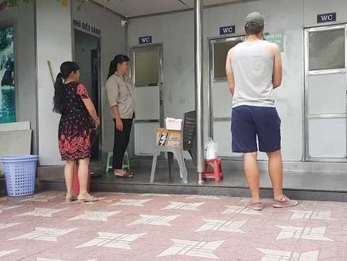 Cô gái đeo đầy vàng và hành vi xấu hổ ở nhà vệ sinh bến xe