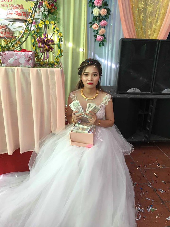 Mang hàng nghìn tờ tiền lẻ đi mừng cưới, thanh niên bị dân tình chỉ trích nhưng cô dâu có thái độ khác hẳn-1