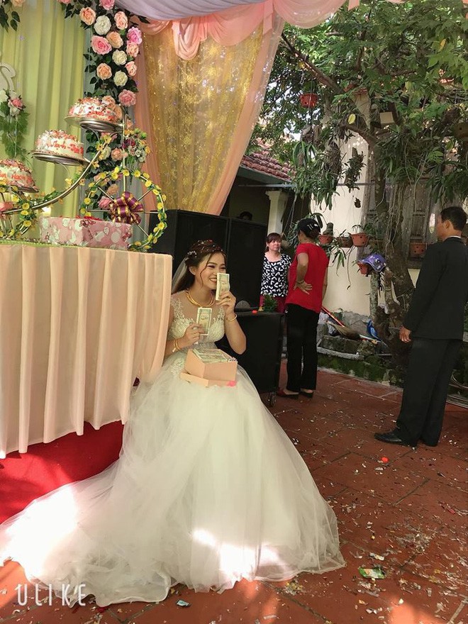 Mang hàng nghìn tờ tiền lẻ đi mừng cưới, thanh niên bị dân tình chỉ trích nhưng cô dâu có thái độ khác hẳn-2