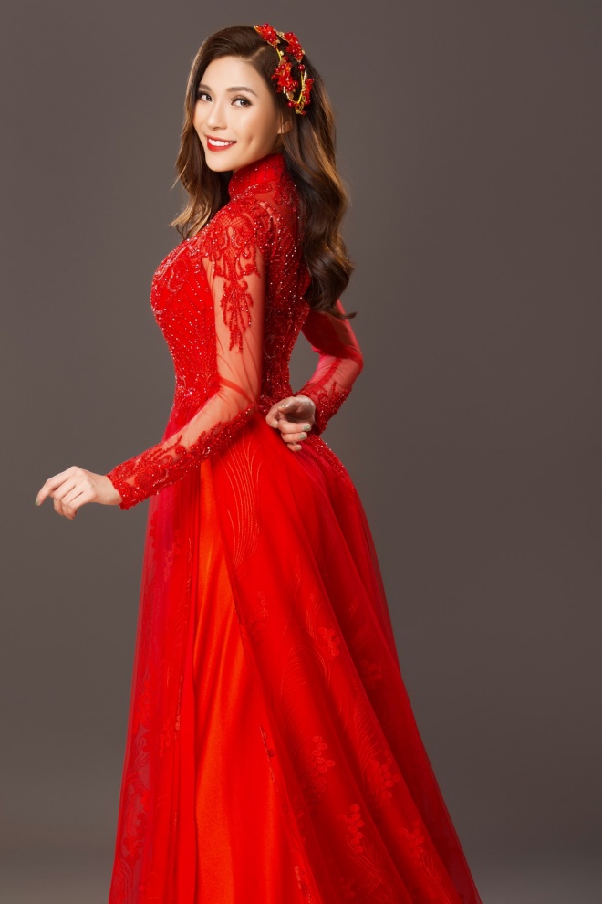 Vừa sinh con được 4 tháng, Thúy Diễm duyên dáng trong tà áo dài-3