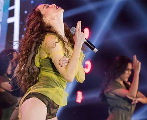 Biểu tượng thời trang như Hồ Ngọc Hà cũng có ngày mặc xấu không khác gì thảm hoạ-2