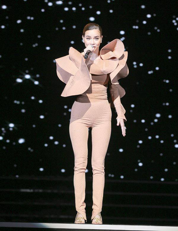 Biểu tượng thời trang như Hồ Ngọc Hà cũng có ngày mặc xấu không khác gì thảm hoạ-9