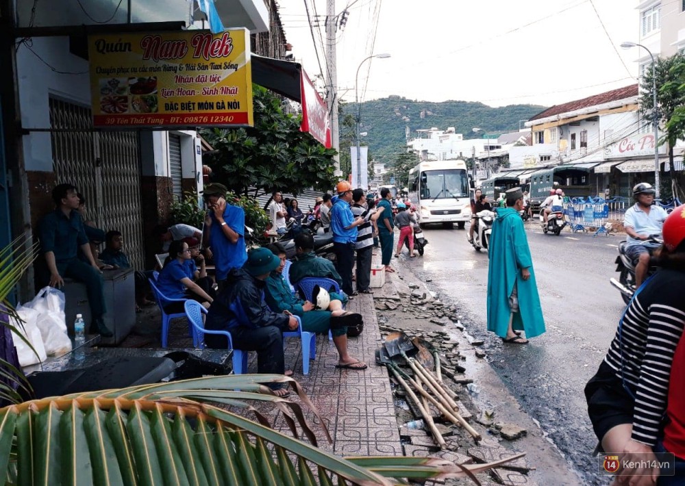 Mưa lũ, sạt lở kinh hoàng ở Nha Trang: Người dân dùng tay đào bới tìm thi thể bé trai và người phụ nữ trong đống đổ nát-2