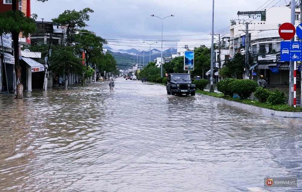 Mưa lũ, sạt lở kinh hoàng ở Nha Trang: Người dân dùng tay đào bới tìm thi thể bé trai và người phụ nữ trong đống đổ nát-4