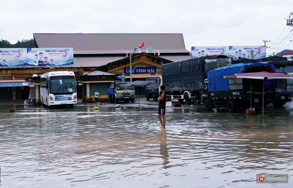 Mưa lũ, sạt lở kinh hoàng ở Nha Trang: Người dân dùng tay đào bới tìm thi thể bé trai và người phụ nữ trong đống đổ nát-5