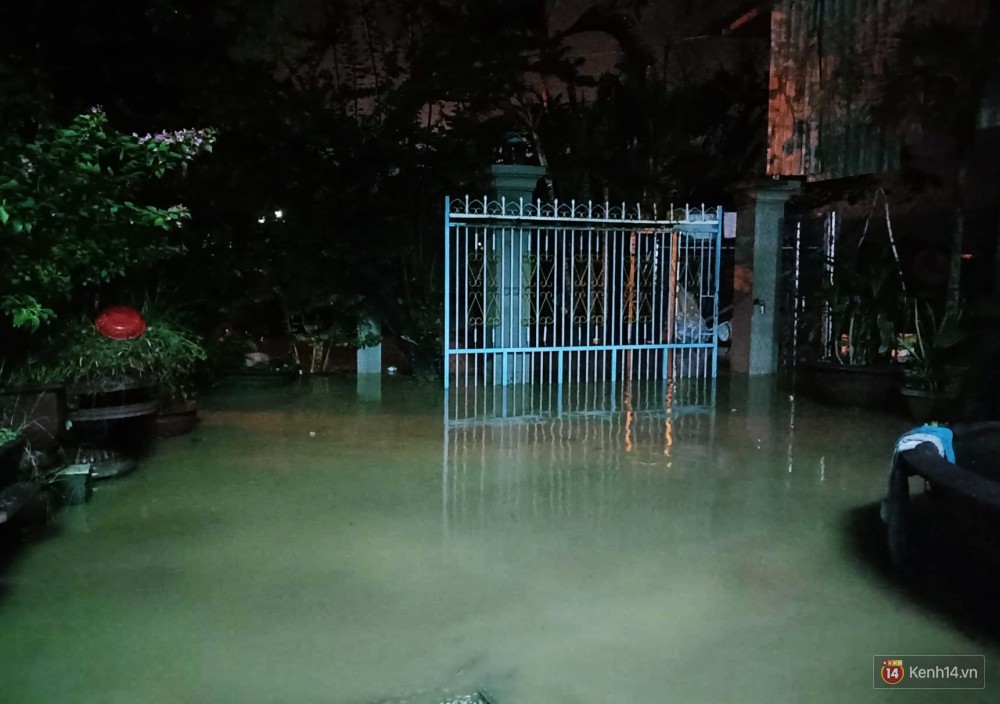 Mưa lũ, sạt lở kinh hoàng ở Nha Trang: Người dân dùng tay đào bới tìm thi thể bé trai và người phụ nữ trong đống đổ nát-12