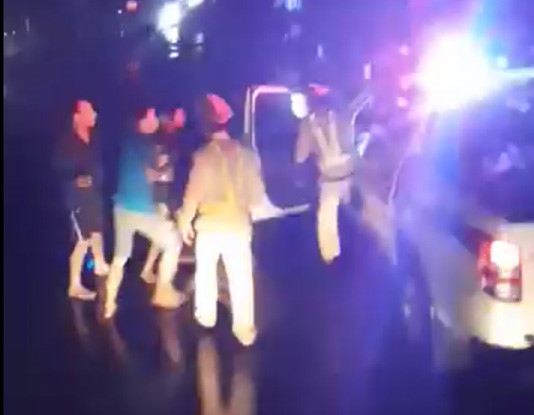 CSGT đánh nhau với tài xế: Thông tin bất ngờ về nhóm người trên xe tải-1