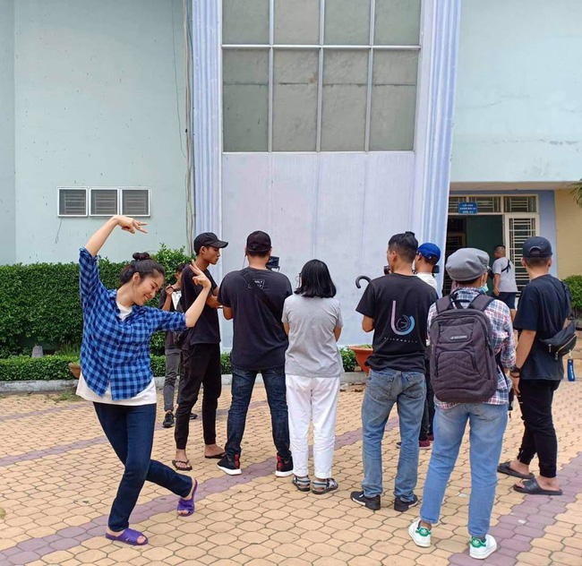 Gạo nếp gạo tẻ: Sau khi ra tù, Hân Hoa hậu vừa sến súa vừa lỗi mốt đến mức này sao?-6