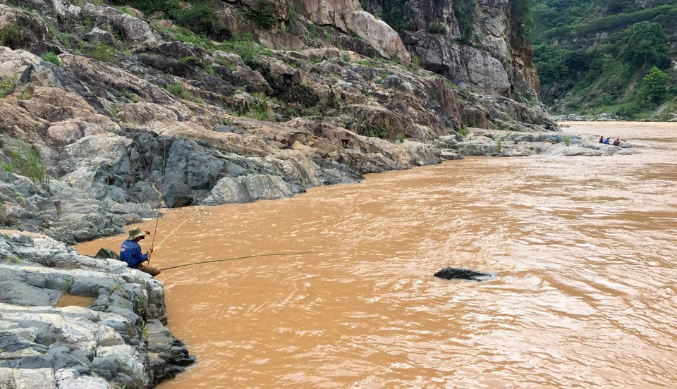 Săn thủy quái râu dài trên dòng Sê San-1