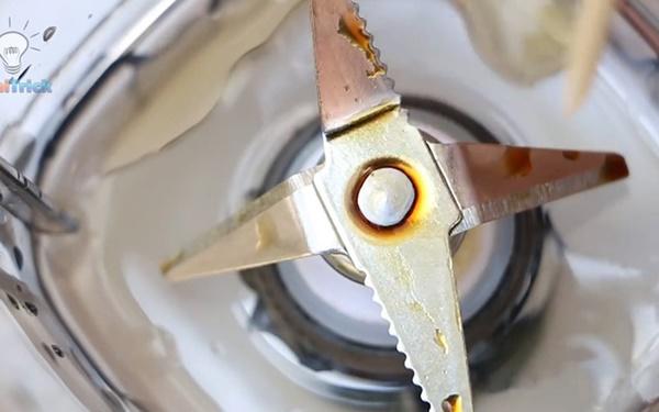 Đánh bay toàn bộ vết bẩn, làm sắc lưỡi dao máy xay trong 30s nhờ vỏ trứng gà-4