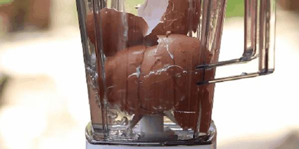 Đánh bay toàn bộ vết bẩn, làm sắc lưỡi dao máy xay trong 30s nhờ vỏ trứng gà-3