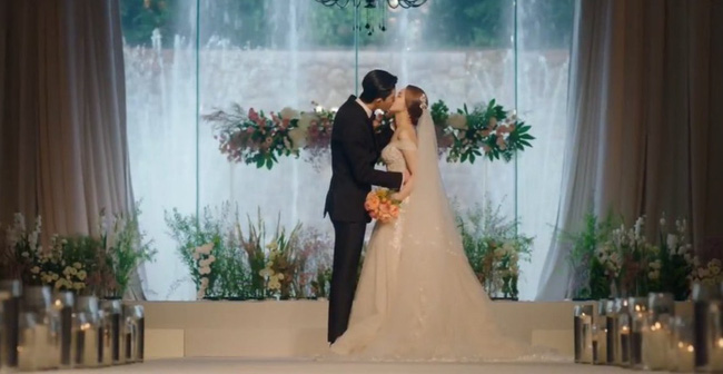 Đêm tân hôn mẹ chồng giàu có bỗng lao vào phòng đòi kiểm tra, con dâu choáng váng bỏ đi trong nước mắt-1