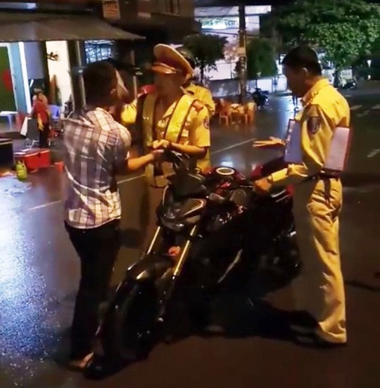 Vụ CSGT ngã ngửa: Bất ngờ với lai lịch kẻ bỏ trốn khỏi hiện trường-1