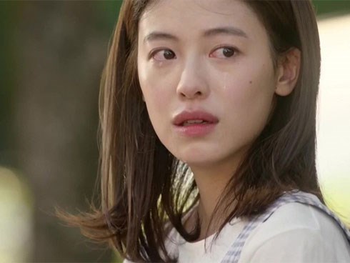 Đêm tân hôn mẹ chồng giàu có bỗng lao vào phòng đòi