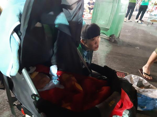 Bé 1 tháng tuổi ngủ vỉa hè chưa một lần được bú mẹ, 7 ngày tuổi đã phải lang thang-3