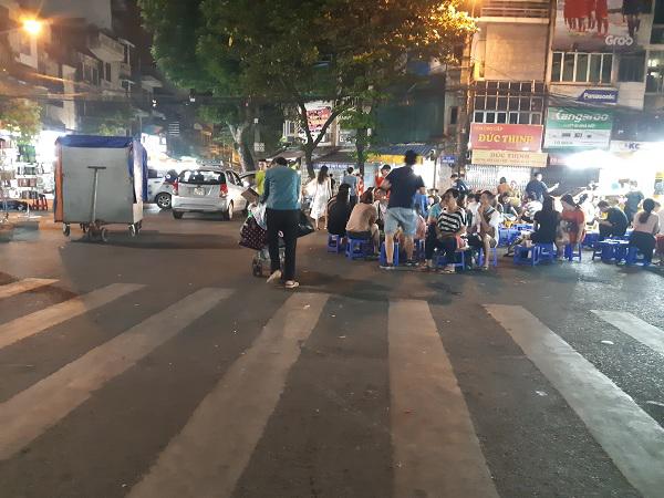 Bé 1 tháng tuổi ngủ vỉa hè chưa một lần được bú mẹ, 7 ngày tuổi đã phải lang thang-4