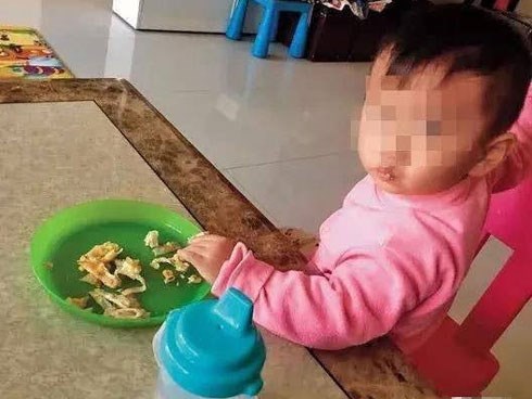 Vợ chồng trẻ đi hát KTV thâu đêm suốt sáng, để con 2 tuổi chết đói trong nhà vệ sinh gây phẫn nộ tột độ