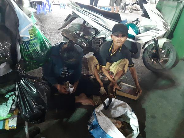 Bé 1 tháng tuổi ngủ vỉa hè chưa một lần được bú mẹ, 7 ngày tuổi đã phải lang thang-7