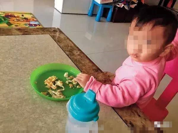 Vợ chồng trẻ đi hát KTV thâu đêm suốt sáng, để con 2 tuổi chết đói trong nhà vệ sinh gây phẫn nộ tột độ-1