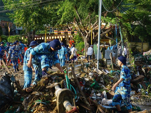 Đau xót đám tang 4 người trong gia đình thầy giáo bị vùi lấp ở Nha Trang-4