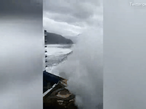 Kinh hãi cảnh sóng cao 12 m đánh sập ban công tầng 3 trong cơn bão dữ tợn-1
