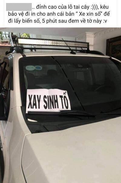 Trước kính xe ô tô dán tấm biển có nội dung lạ, đọc được lý do ai cũng bật cười-1