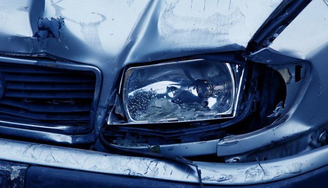 Cặp đôi lái xe bán tải gây tai nạn, bước ra không mảnh vải che thân-1