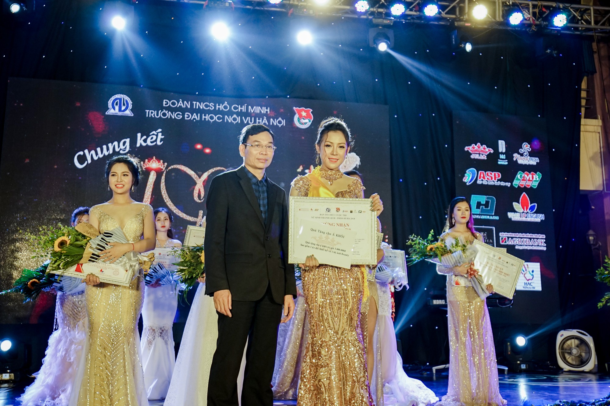 Đã tìm ra cô gái xinh đẹp nhất trường Đại học Nội vụ năm 2018-10