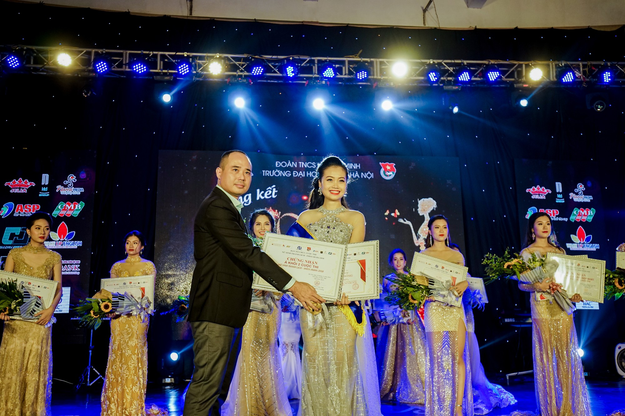 Đã tìm ra cô gái xinh đẹp nhất trường Đại học Nội vụ năm 2018-9