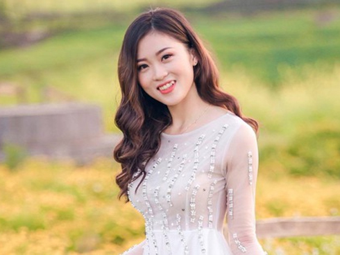 Nữ sinh Đại học Kinh tế Quốc dân đẹp rực rỡ bên hoa đào-9