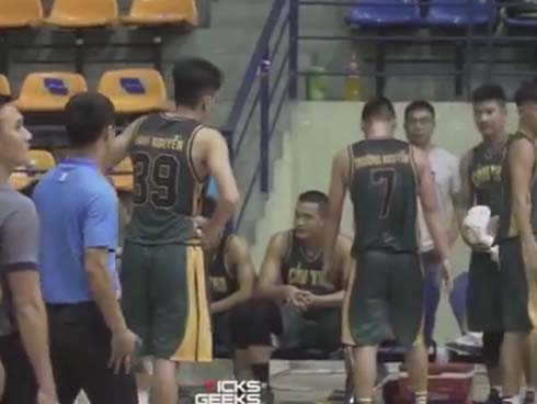 2 cầu thủ bóng rổ đánh trọng tài nhận án phạt cấm thi đấu 10 năm-1