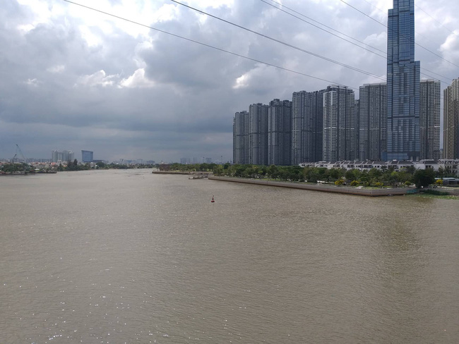 Vừa vớt được thi thể nam thanh niên lên, một người đàn ông khác lại nhảy cầu Sài Gòn tự tử-3