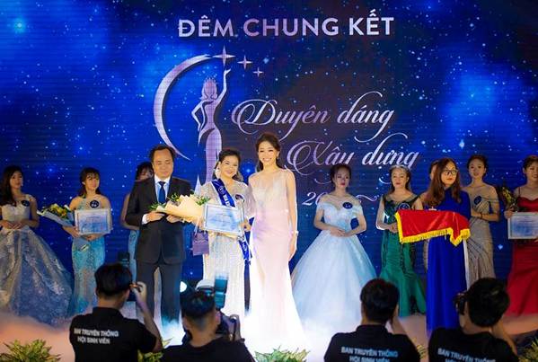 Á hậu Phương Nga khoe chân dài nõn nà với váy xuyên thấu-10