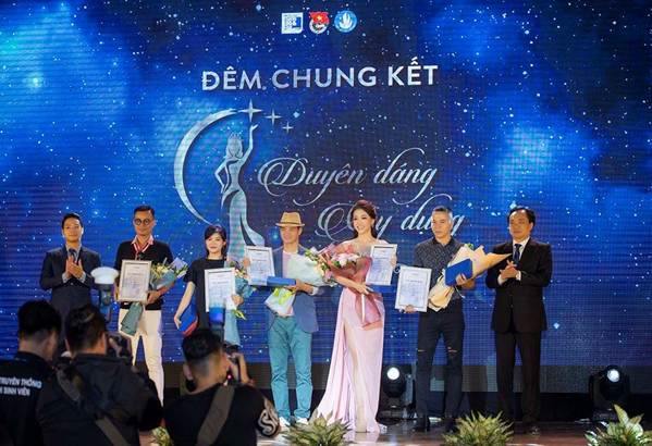 Á hậu Phương Nga khoe chân dài nõn nà với váy xuyên thấu-9